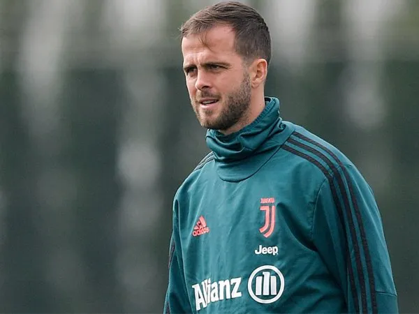 Inilah Alasan Miralem Pjanic Tolak Tawaran Manchester United