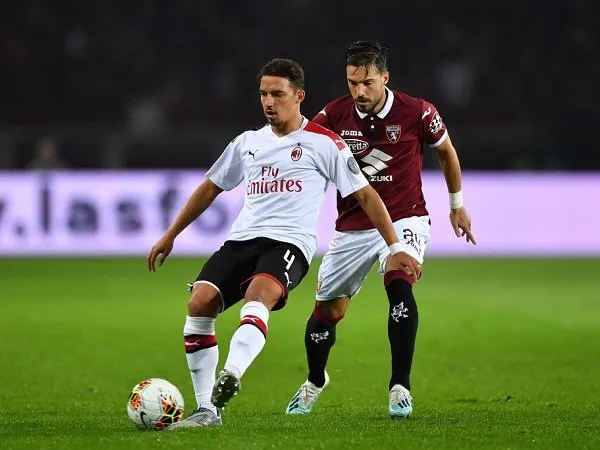 Gelandang Milan Ini Tergiur dengan Peluang Transfer Ke PSG?