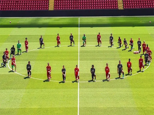 Berlutut, Pemain Liverpool Dukung Black Lives Matter