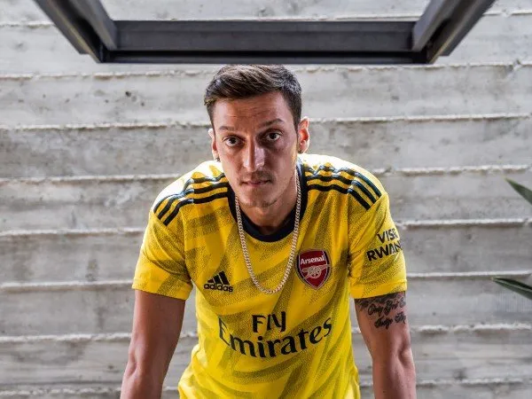 Agen: Mesut Ozil Mungkin akan Gunakan Sepatu Brand Indonesia