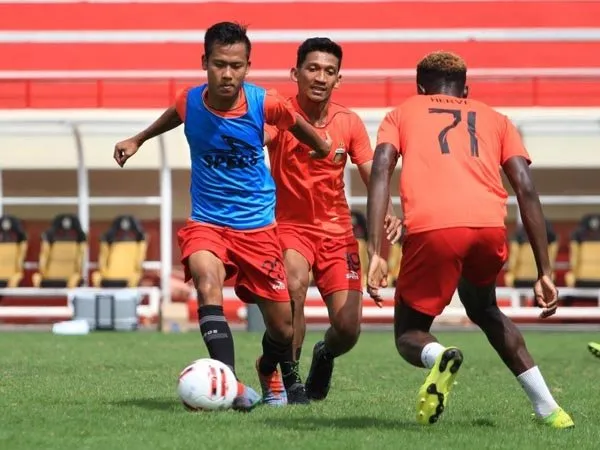 Miris! Kompetisi Stop, Gelandang Bhayangkara FC Terpaksa Bantu Istri Jual Baju