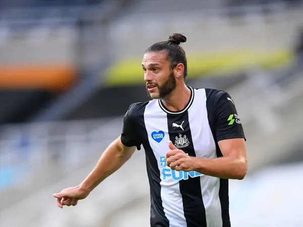 Newcastle Perpanjang Kontrak Javier Manquillo dan Andy Carroll
