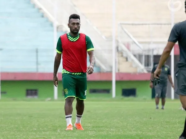 Ikut Program Fisioterapis Persebaya, Ini Hasil yang Didapat Patrich Wanggai