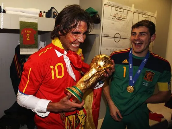 Ketika Rafael Nadal Memegang Trofi FIFA World Cup 2010