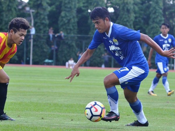 Tim Pelatih Persib Jenguk Puja Pasca Operasi Pengangkatan Tumor