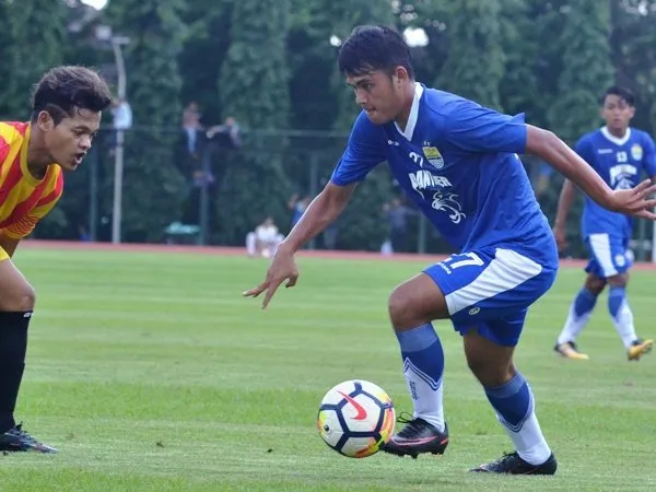 Tim Pelatih Persib Jenguk Puja Pasca Operasi Pengangkatan Tumor