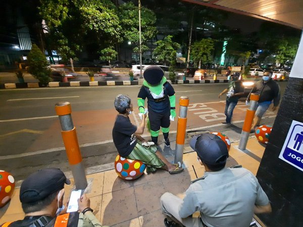 Antisipasi Penyebaran Virus Corona, Jojo Zoro Bagikan Masker Untuk Warga Surabaya