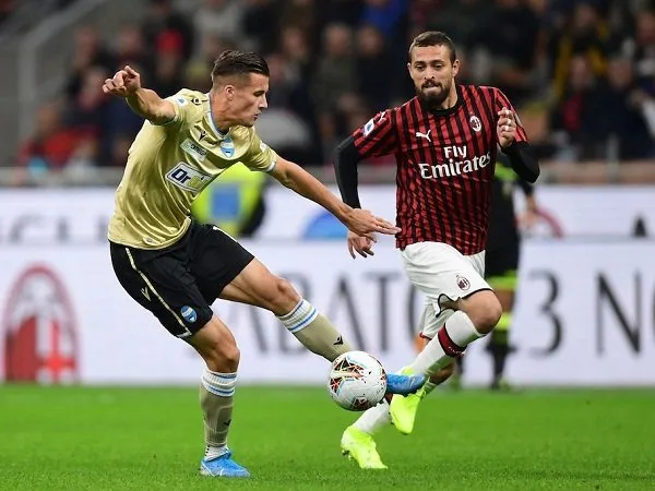 Baru Setahun, Milan Berpeluang Lepas Bek Asal Brazil Ini