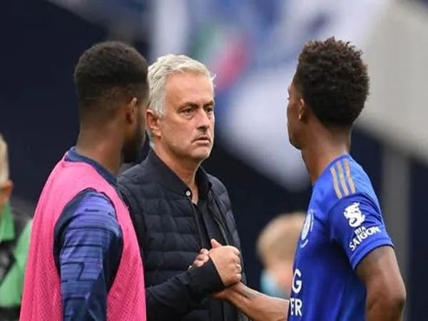 Kedapatan Mengobrol dengan Mourinho, Gelandang Leicester Ini Siap Jadi Rekrutan Pertama Tottenham di Musim Panas Ini?