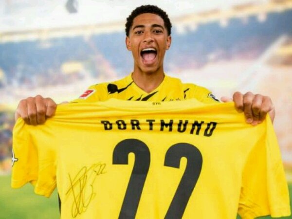 Pilih Gabung Dortmund, Fans Manchester United Serang Bellingham Lewat Isu Rasial