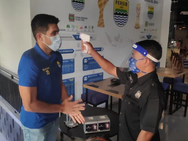 Kembali Dari Brasil, Fabiano Lepas Rindu Dengan Rekan Setim