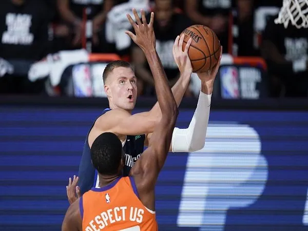 Berkat Bantuan Spurs, Mavericks Lolos ke Playoff