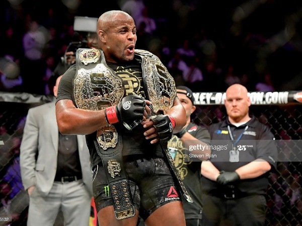Setelah Kalah, Daniel Cormier Resmi Pensiun dari UFC