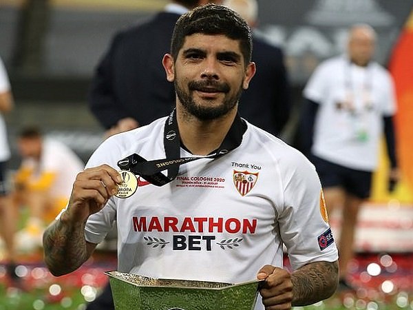 Banega Meninggalkan Sevilla dengan Penuh Emosional