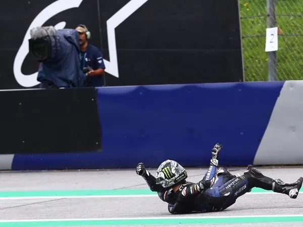 Vinales Sengaja 'Lompat' Dari Motor Demi Keselamatan Diri