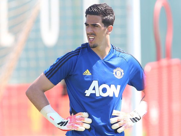 Joel Pereira Menuju Huddersfield Town