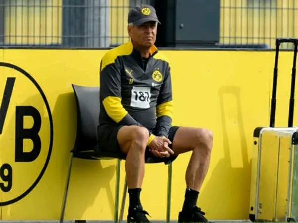 Lucien Favre Tak Tutup Kans Kembalikan Formasi Tiga Bek di Borussia Dortmund