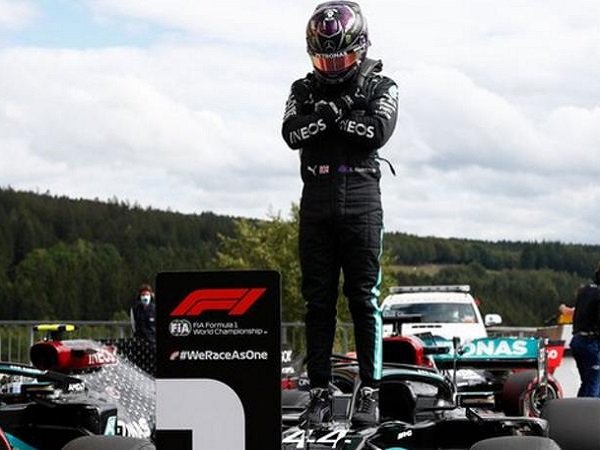 Hamilton Dedikasikan Pole Position untuk "Superhero" Boseman