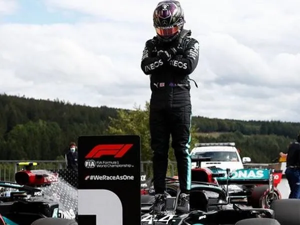 Hamilton Dedikasikan Pole Position untuk "Superhero" Boseman