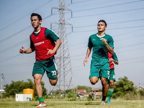 Aji Santoso Fokus Kembalikan Kondisi Fisik Pemain Persebaya