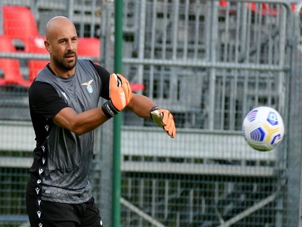 Pepe Reina Lakukan Penyelamatan Gemilang di Laga Debutnya Bersama Lazio