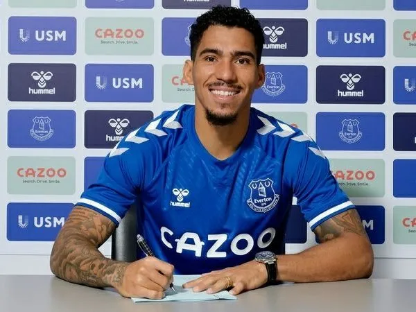 RESMI! Allan Gabung Everton dengan Durasi 3 Tahun