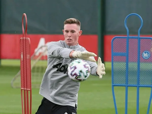 Dean Henderson latihan bersama Manchester United