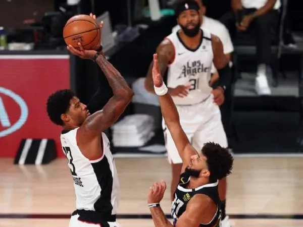 Guard LA Clippers, Paul George (kiri) melepaskan bola. (Images: USATODAY).