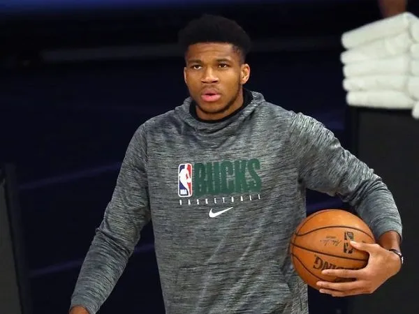 Giannis Antetokounmpo bicara soal masa depannya setelah tereliminasi dari babak playoff.