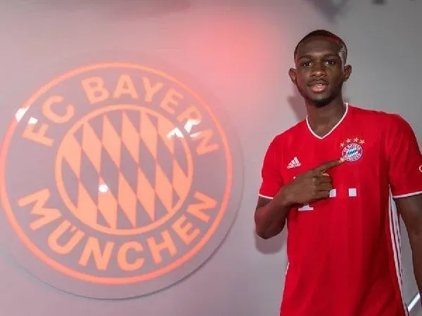 Tanguy Kouassi Berseragam Bayern Munich