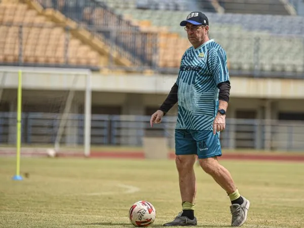 Robert ketika memberi instruksi kepada pemain saat latihan