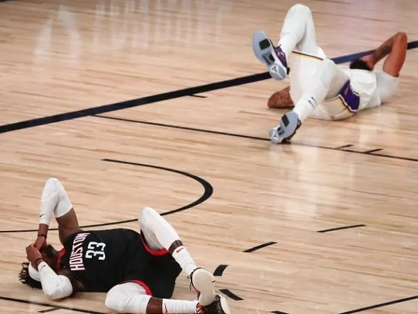 Forward Houston Rockets Robert Covington (33) dan forward Los Angeles Lakers Anthony Davis (3) terkapar di lapangan. (Images: USATODAYSPORTS)