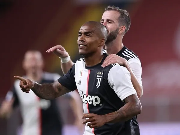 Douglas Costa ditaruh di pasar transfer oleh Juventus