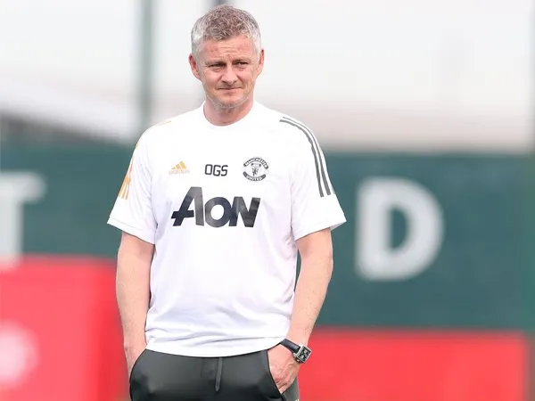 Ole Gunnar Solskjaer saat memimpin latihan Man United.