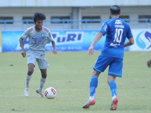 Saiful ketika berhadapan dengan Esteban Vizcarra dalam game internal