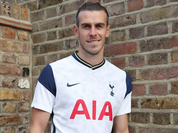 Gareth Bale saat diperkenalkan sebagai pemain Tottenham Hotspur.