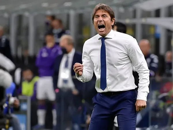 Antonio Conte saat mempimpin Inter di laga kontra Fiorentina.
