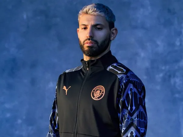 Sergio Aguero saat sesi pemotretan jersey anyar Man City.