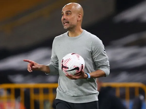 Pep Guardiola saat memimpin Man City di laga kontra Wolverhampton Wanderers.