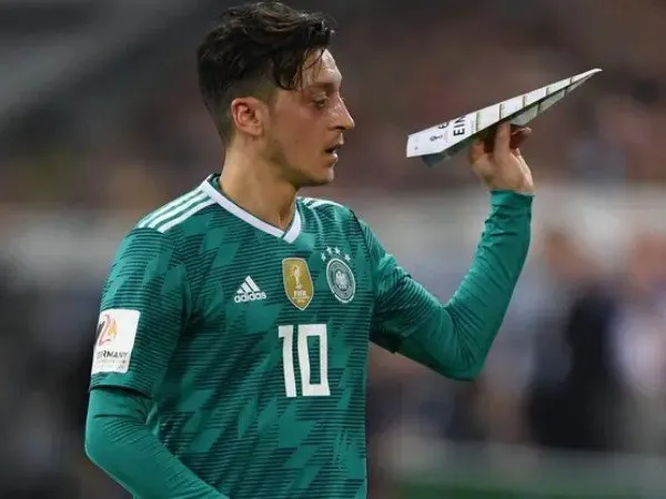 Mesut Ozil pensiun dari tim nasional Jerman setelah Piala Dunia 2018