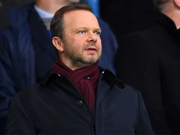 Ed Woodward saat menyaksikan pertandingan Man United.