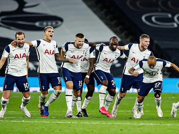 Toby Alderweireld dkk merayakan kemenangan vs Chelsea