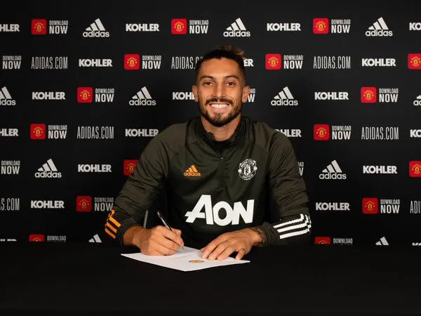 Bek sayap anyar Man United, Alex Telles.