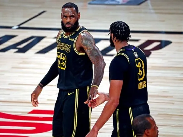 LA Lakers menggunakan jersey Black Mamba. (Images: UsATODAYSPORTS)