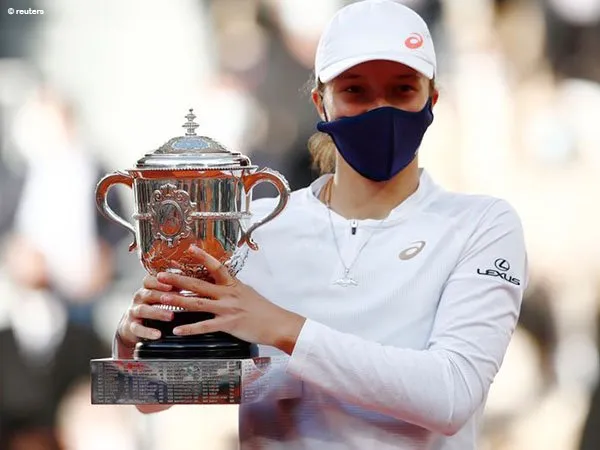 Iga Swiatek naik podium juara French Open 2020
