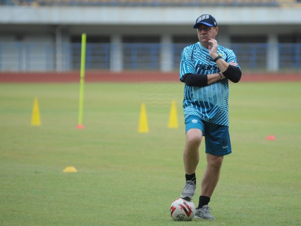 Robert Sebut Keputusan Persib Tetap Berlatih Adalah Reaksi Tepat