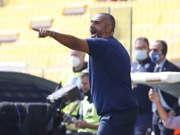 Fabio Liverani memberi instruksi kepada pemain Parma di salah satu partai Serie A musim ini / via EPA