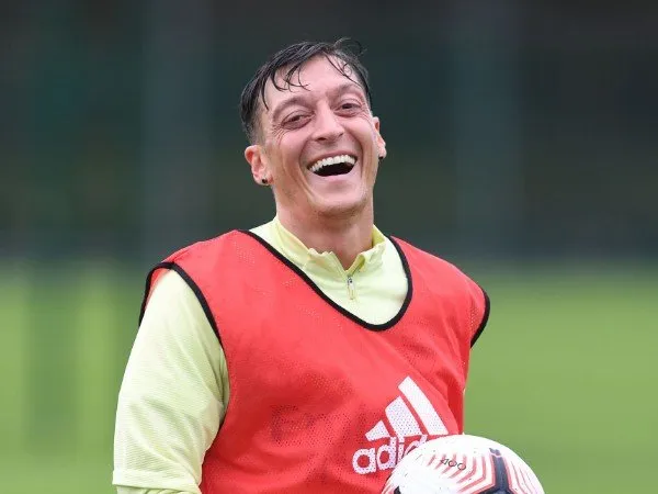 Mesut Ozil dicoret dari skuat Arsenal di Liga Europa dan Premier League