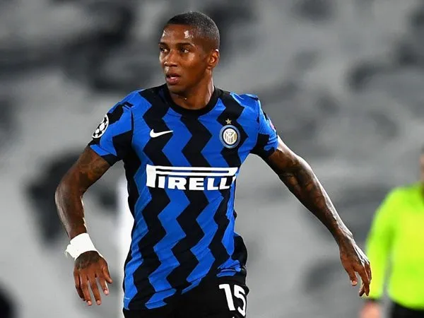 Bek sayap Inter Milan, Ashley Young.