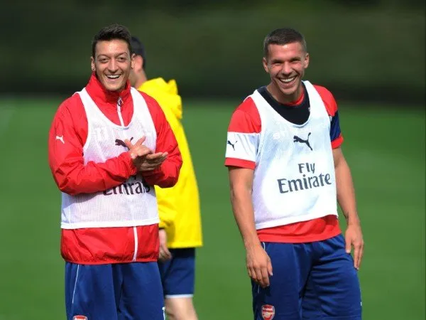 Podolski Kecam Perlakuan Mikel Arteta dan Arsenal ke Mesut Ozil